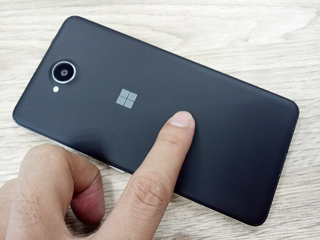 Tuy nhiên, tình trạng nắp lưng bị ọp ẹp vẫn xuất hiện trên Lumia 650 dual sim phiên bản màu đen.