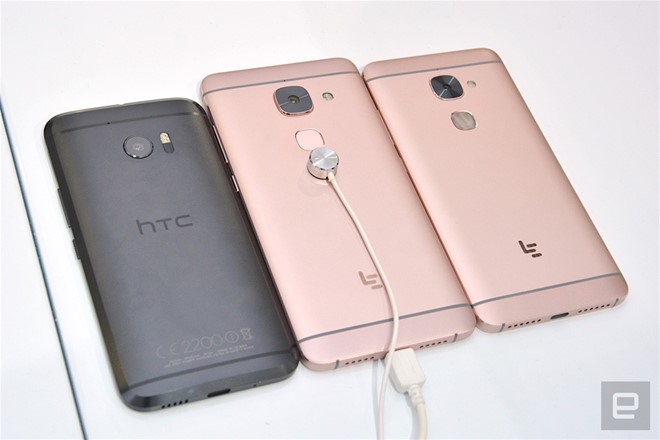 Smartphone của LeEco đọ dáng với HTC 10 (ngoài cùng, bên trái). 