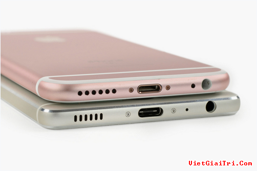 Chiếc P9 của Huawei (dưới) và iPhone 6s (trên).
