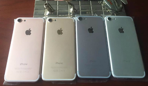 Nguyên mẫu 4 màu của iPhone 7 khi mới về Việt Nam. Như vậy, nhiều khả năng sẽ không có iPhone 7 màu mới như xám đen hay xanh xám như một số tin đồn trước đây.