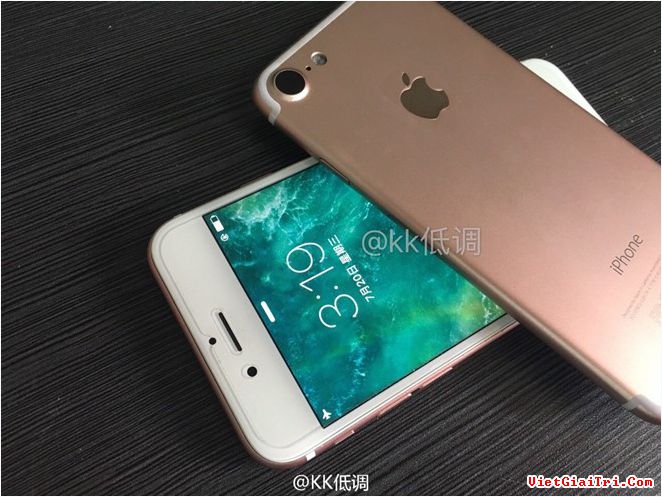 Mẫu điện thoại có hình dáng giống iPhone 7 theo tin đồn. Màn hình được bật sáng và ở chế độ máy bay. Ảnh: Weibo. 