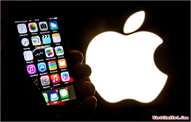 Apple vừa tung ra bản vá lỗi khẩn cấp cho các thiết bị iOS của mình. ẢNH: AFP