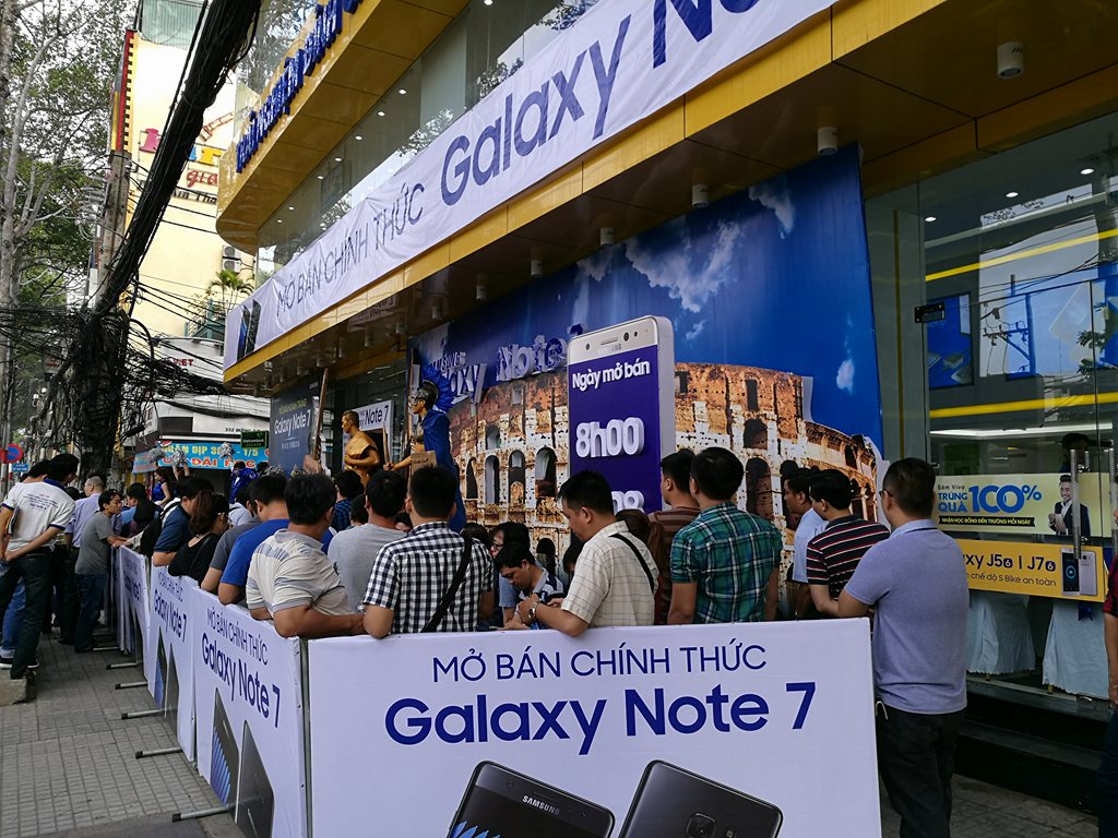 Nhiều người dùng đến cửa hàng bán lẻ mẫu điện thoại Galaxy Note 7 (Ảnh: ICTNews)
