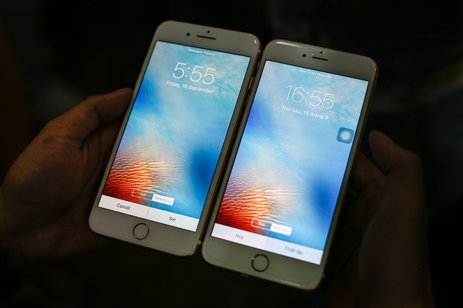 Nhìn từ mặt trước, iPhone 7 Plus trông giống hệt với iPhone 6s Plus từ chi tiết nhỏ như loa thoại, cảm biến, vị trí camera trước cho tới kiểu dáng của cảm biến vân tay. 