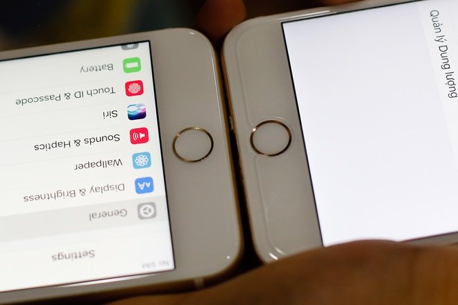 iPhone 7 Plus (bên trái) có phím Home dạng cảm ứng lực. Khi nhấn vào, nút bấm không còn lún xuống và phát ra tiếng click như các đời trước.