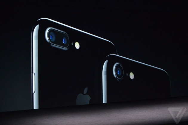 Về giá bán, sẽ không có sự phân biệt giữa các phiên bản màu sắc của iPhone 7. Tuy nhiên điều này có thể sẽ khác biệt khi máy bán ra tại thị trường Việt Nam.
