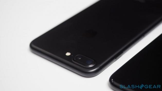 Giống như tên gọi của nó, Black là phiên bản mà những chiếc iPhone sở hữu vỏ ngoài nhám đen và không có khả năng phản chiếu.