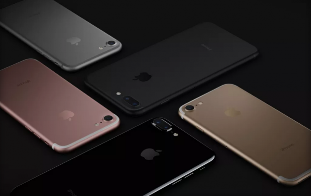 Bắt đầu với 2 màu cơ bản là đen và trắng, thế nhưng trong vài năm trở lại đây, những chiếc iPhone đã dần trở nên quen thuộc với người dùng thông qua 3 màu sắc là bạc, vàng và vàng hồng.