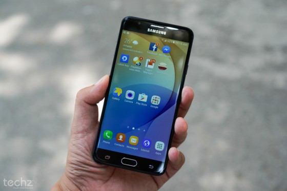 Galaxy J7 Prime được trang bị tấm nền PLS do chính Samsung phát triển