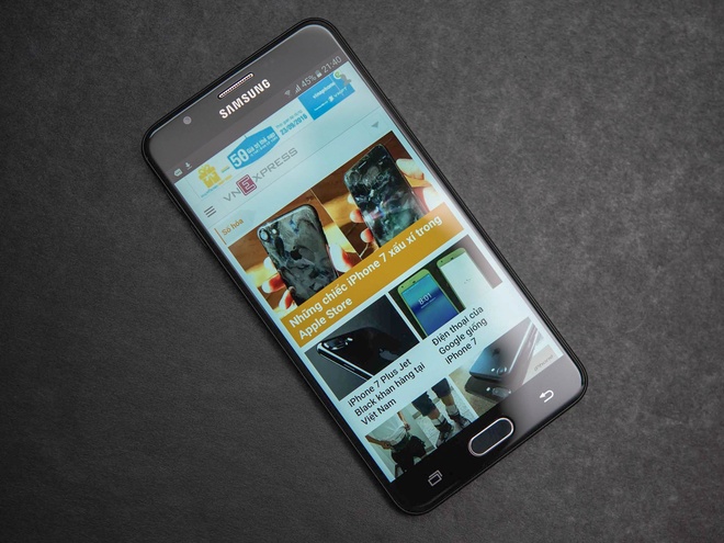 Galaxy J7 Prime sử dụng màn hình 5,5 inch độ phân giải Full HD. Samsung sử dụng kính cong 2,5D cho mặt trước trên model tầm trung này giúp đem lại trải nghiệm tốt. Cảm biến vân tay tích hợp vào nút Home cũng được trang bị cho Galaxy J7 Prime.