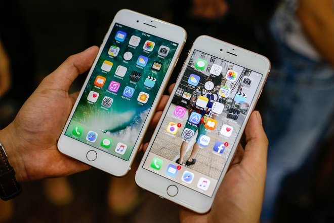 iPhone 7 Plus và iPhone 6s Plus năm ngoái cùng có màn hình 5,5 inch với độ phân giải Full HD. Trọng lượng model đời mới 188 gram, nhẹ hơn 6s Plus 4 gram.