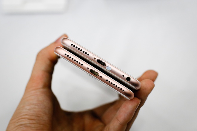 Ngoài camera và mặt lưng, cách để phân biệt iPhone 7 Plus với 6s Plus là chi tiết ở viền bao quanh. Ở iPhone 7 Plus, cạnh đáy không còn giắc tai nghe 3,5 mm mà thay thế bằng một màng loa dài.
