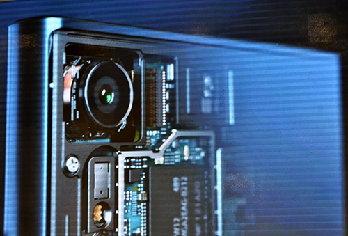 Camera sau của Xperia XZ được trang bị đồng thời 3 cảm biến hình ảnh.