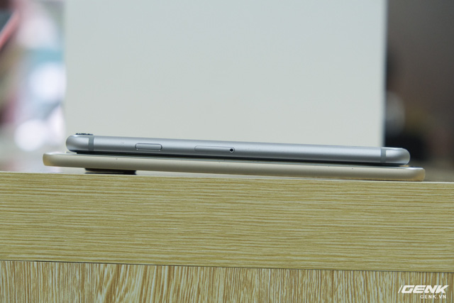 Độ mỏng 5.2mm của Moto Z khiến một chiếc máy như iPhone 6 (6.9mm) cũng trở nên dày