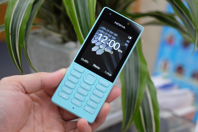 Nokia 216 chạy hệ điều hành Nokia Series 30+ nên cho phép cài thêm game và ứng dụng từ kho Opera Mobile Store. Thiết bị hỗ trợ nghe đài FM, có kết nối Bluetooth và chơi nhạc MP3 với thẻ nhớ đi kèm dung lượng 8 GB, hỗ trợ tối đa 32 GB, hỗ trợ 2 sim, 2 sóng.