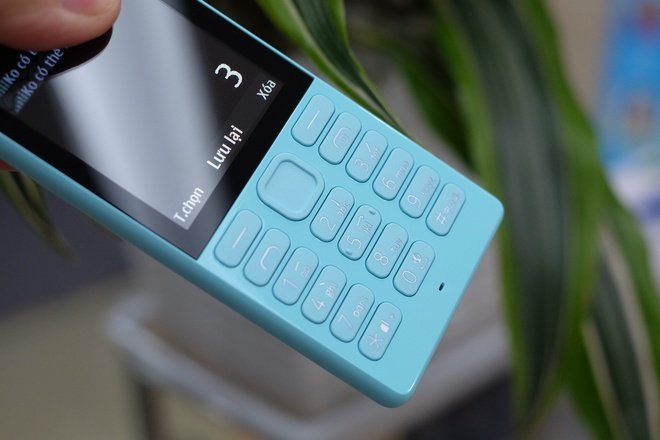 Nokia 216 thiết kế dạng thanh, gồm màn hình 2,4 inch độ phân giải 240 x 320 pixel, kết hợp bàn phím vật lý T9. Khả năng hiển thị của máy ở mức khá, giảm xuống đôi chút khi nhìn ngoài trời nắng gắt. Các nút bấm có kích cỡ vừa phải, song phím điều hướng nhỏ và nút Select khó bấm với những người có bàn tay lớn. Trước đây, Nokia thường làm phím gọi màu xanh và phím ngắt cuộc gọi màu đỏ để người dùng dễ nhận biết, nhưng điều này không còn trên mẫu 216.