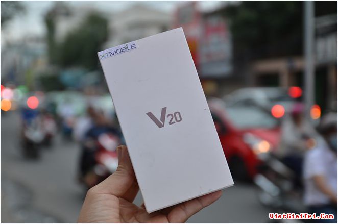 Chỉ thời gian ngắn sau khi ra mắt, LG V20 đã lên kệ tại Hàn Quốc. Phiên bản này được một cửa hàng ở TP.HCM mang về Việt Nam và bán với giá 16,9 triệu đồng.