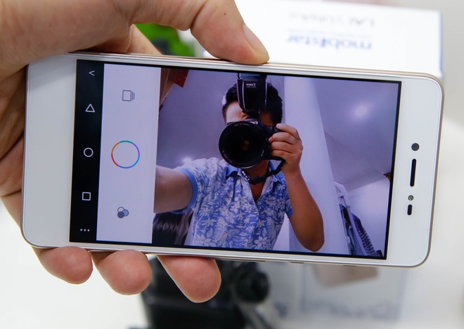 Mobiistar đầu tư mạnh vào tính năng selfie đang là xu hướng của các smartphone tầm trung hiện nay với camera trước 8 megapixel, nút chụp hình riêng và chế độ chụp S20. So với model tầm trung chuyên chụp selfie từ Oppo là A37 với 10 mức độ làm đẹp có sẵn, chế độ S20 của Lai Yuna X được đầu tư hơn với nhiều mức độ làm đẹp từ da, màu sắc, gương mặt.