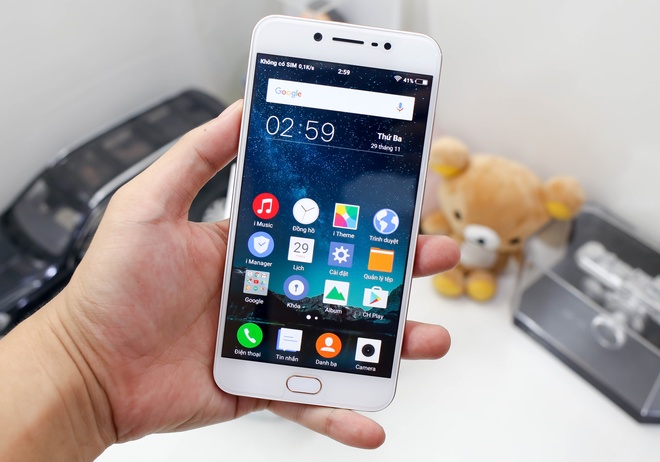 Smartphone mới nhất của Vivo được bán ra vào đầu tháng 12 tới với giá 5,99 triệu đồng, gồm phụ kiện là sạc, cáp kết nối, tai nghe và một case bảo vệ trong suốt bằng nhựa dẻo. Máy sử dụng màn hình IPS kích thước 5,5 inch độ phân giải HD và được bảo vệ bởi kính Gorilla Glass cong 2,5D. Nút Home được làm dạng cảm ứng và có tích hợp cảm biến vân tay, hai phím Back và Recent App được làm ẩn hai bên, chỉ sáng lên khi chạm vào.