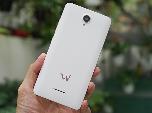W F101 - chiếc smartphone đến từ Hàn Quốc hiện đang có giá bán lẻ 2,2 triệu đồng.