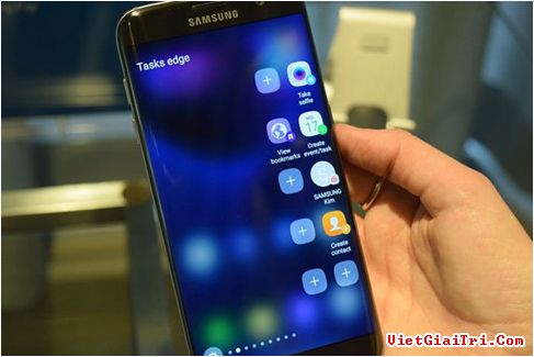 Samsung sẽ không phải là công ty duy nhất có smartphone màn hình cong vào năm sau. ẢNH: AFP