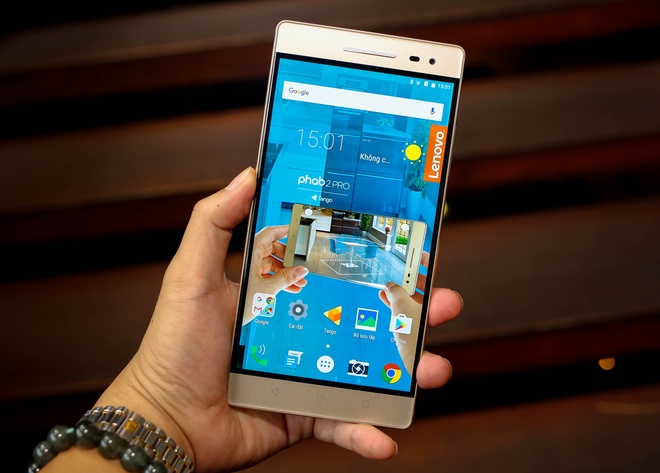 Phab 2 Pro có màn hình IPS kích thước 6,4 inch độ phân giải 2K. Đây sẽ là smartphone có màn hình 2K lớn nhất trên thị trường khi bán ra. Hiện tại, các mẫu màn hình lớn nhất đang bán Việt Nam chỉ có kích thuớc 6 inch, như Sony Xperia XA Ultra và Samsung Galaxy A8 Pro.