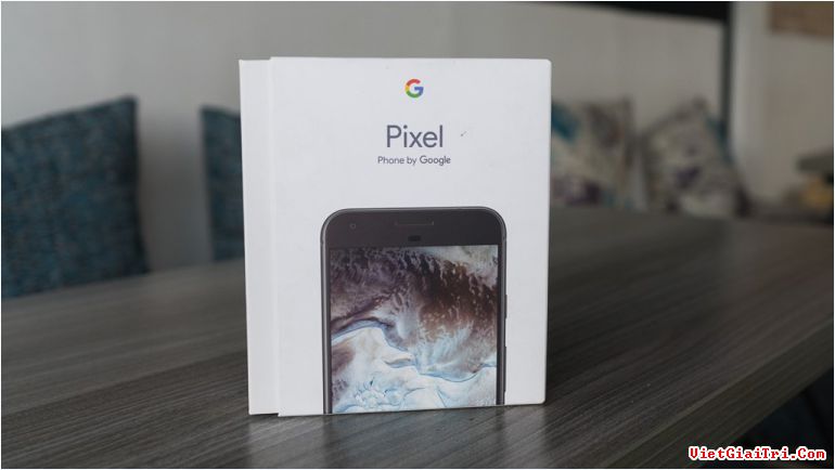 Một chiếc Google Pixel vừa được người dùng xách tay về Việt Nam. Đây là phiên bản 5 inch, model Pixel XL 5,5 inch vẫn chưa có mặt. Sau khi khai tử dòng Nexus, Goolge quay sang hợp tác với HTC để sản xuất smartphone mới.