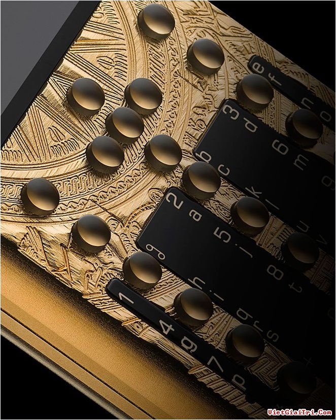 Các phím bấm của chiếc điện thoại này cũng được làm từ sapphire siêu cứng, phủ vàng.