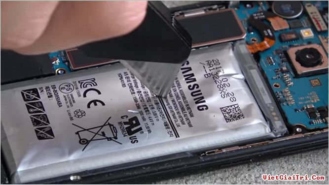 Pin Galaxy S8 không bị bốc cháy ngay cả khi bị 'tra tấn' bằng máy cắt. ẢNH: NEOWIN