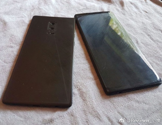 Mặt trước và sau bản mẫu Galaxy Note 8.