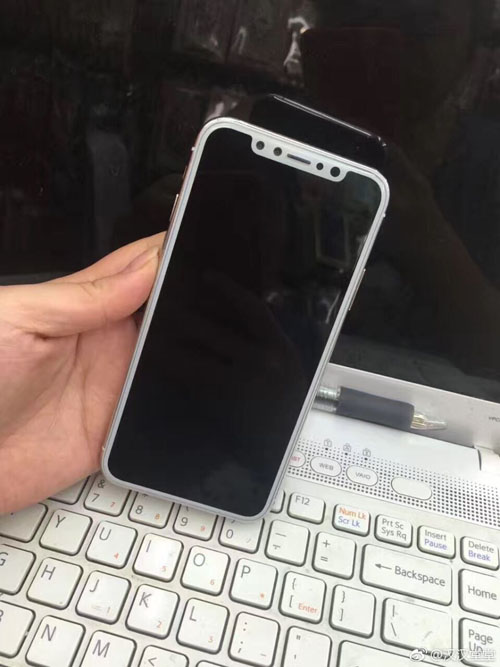 Mô hình iPhone 8 này có màu vàng hồng, các cạnh được làm bóng với viền màn hình siêu mỏng màu trắng và màn hình chính màu đen.