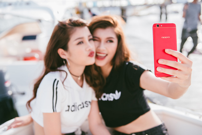 Tính năng nổi bật nhất trên OPPO F3 chính là camera selfie có góc chụp rộng gấp hai lần so với chuẩn thông thường